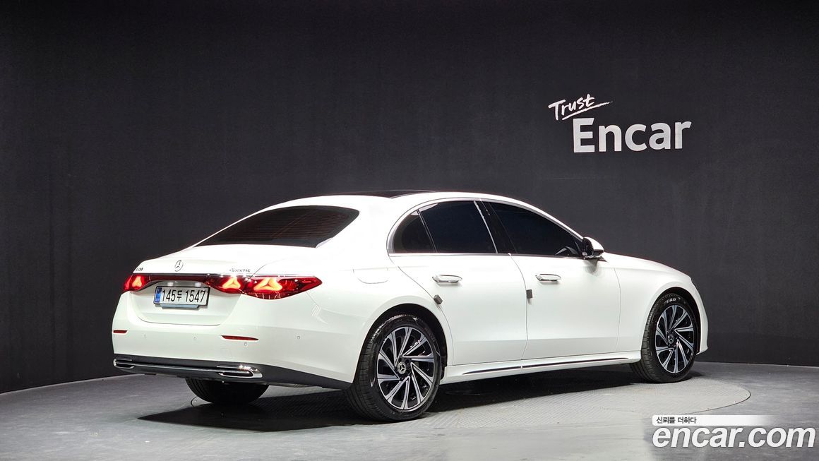 Mercedes-Benz E-Class E300 4MATIC Exclusive, 2025
