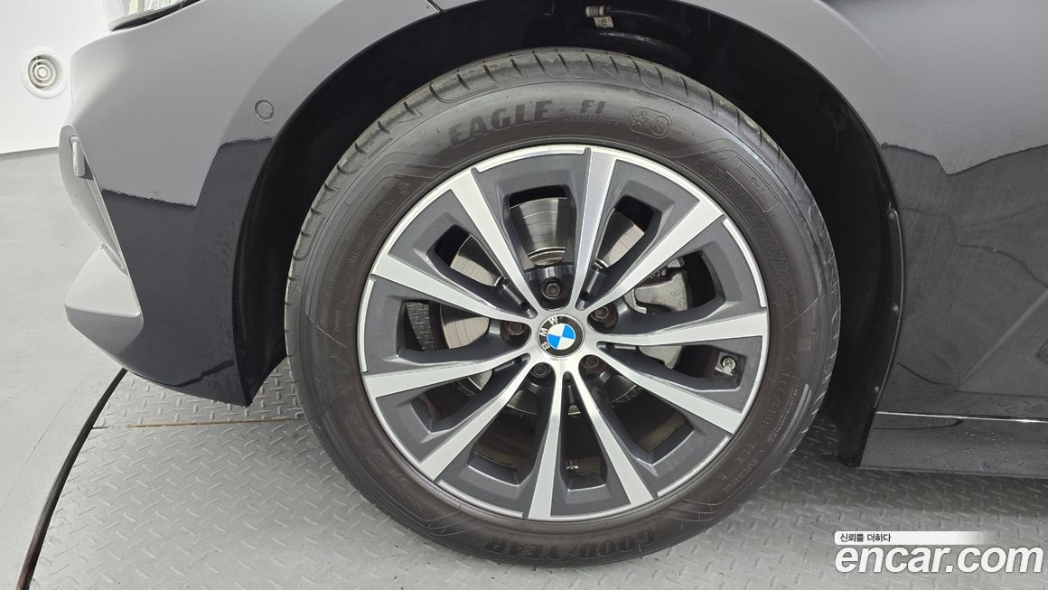 BMW 3-Series 320i, 2023