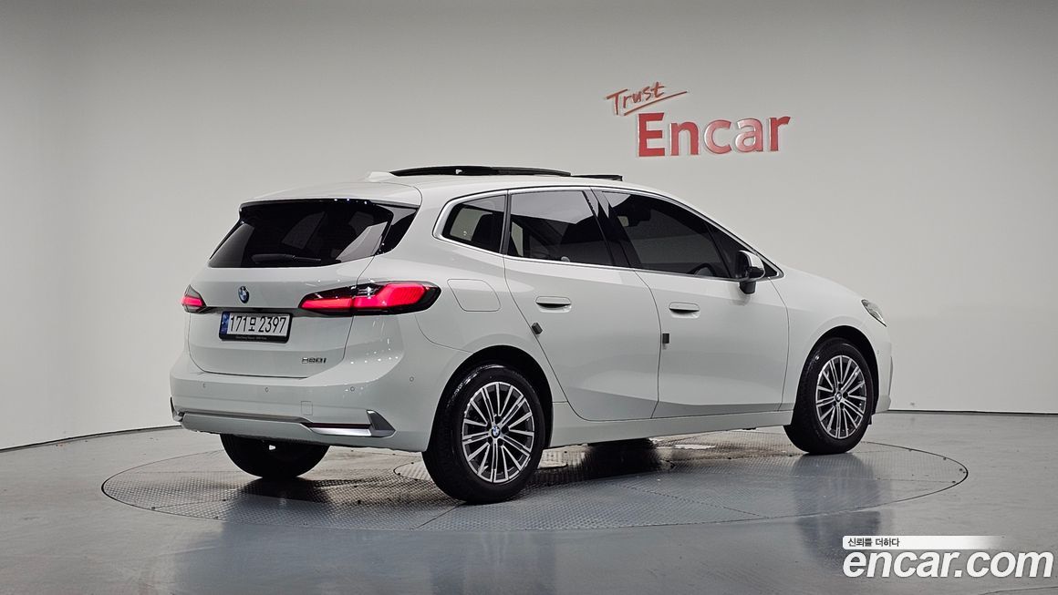 BMW 2-Series 220i Luxury, 2023