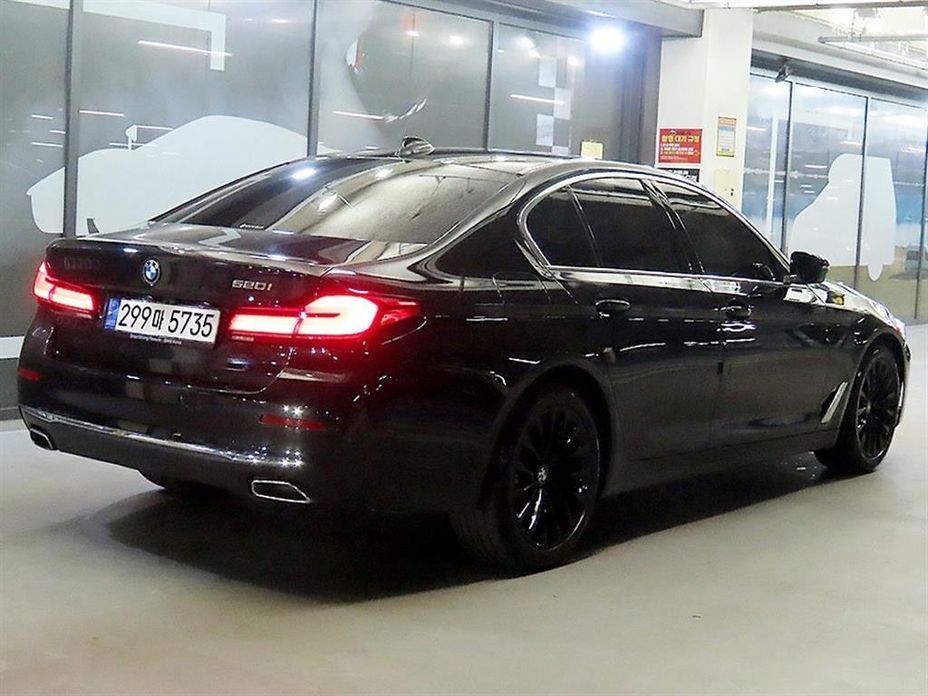 BMW 5-Series 520i Luxury, 2023