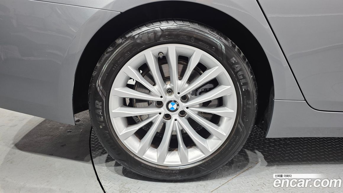 BMW 5-Series 520i Luxury, 2023