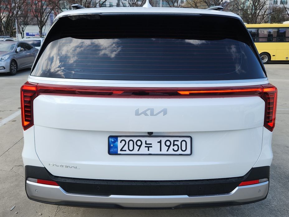 Kia Carnival 9-Seater Prestige, 2024