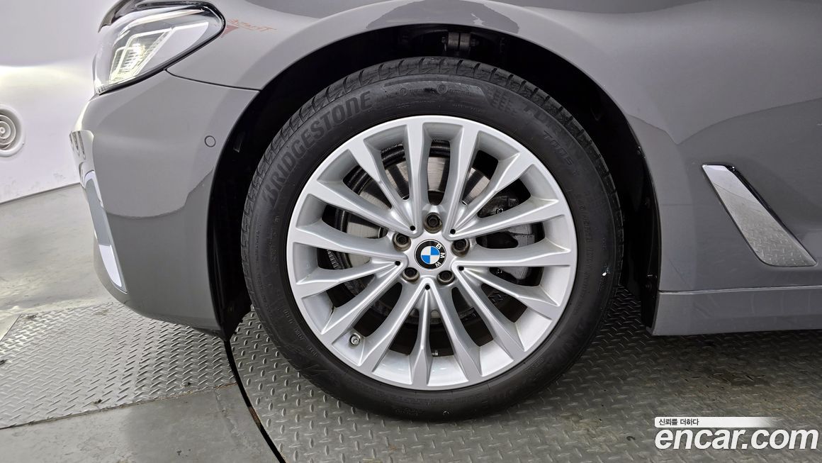 BMW 5-Series 520i Luxury, 2022