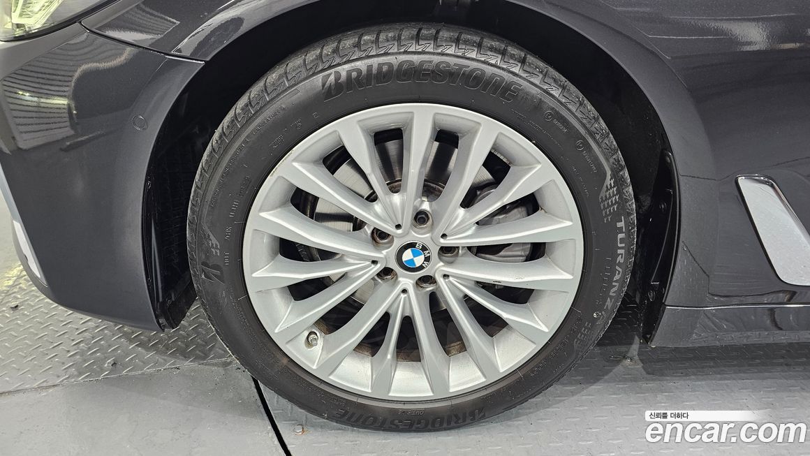 BMW 5-Series 520i Luxury, 2023