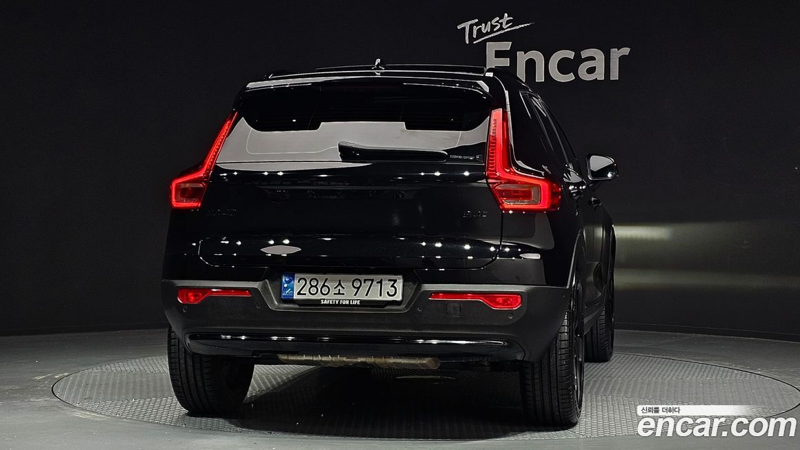 Volvo XC40 B4 Black Edition, 2025