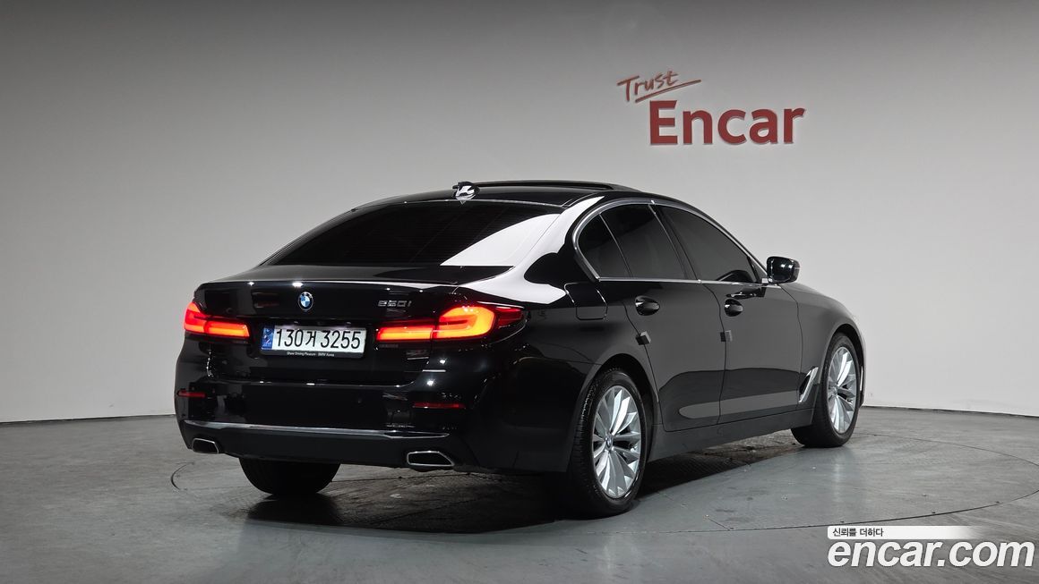 BMW 5-Series 520i Luxury, 2023