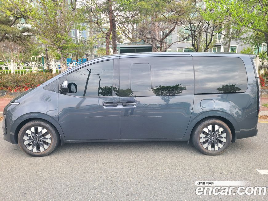 Hyundai Staria 4WD Lounge 7-Seater, 2023