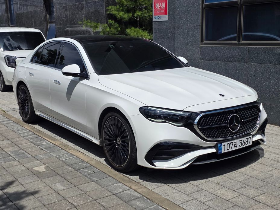 Mercedes-Benz E-Class E300 4MATIC AMG Line, 2025