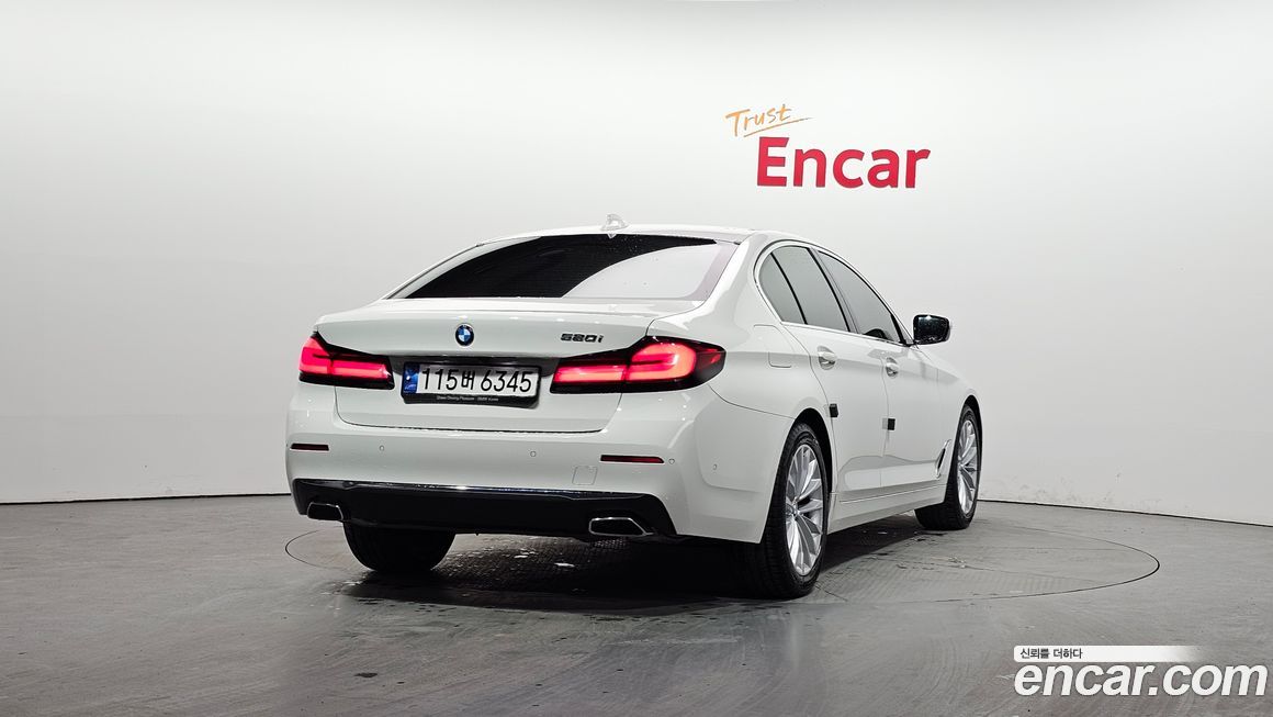 BMW 5-Series 520i Luxury, 2022