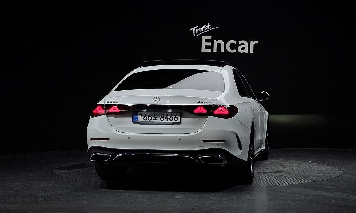 Mercedes-Benz E-Class E300 4MATIC AMG Line, 2024