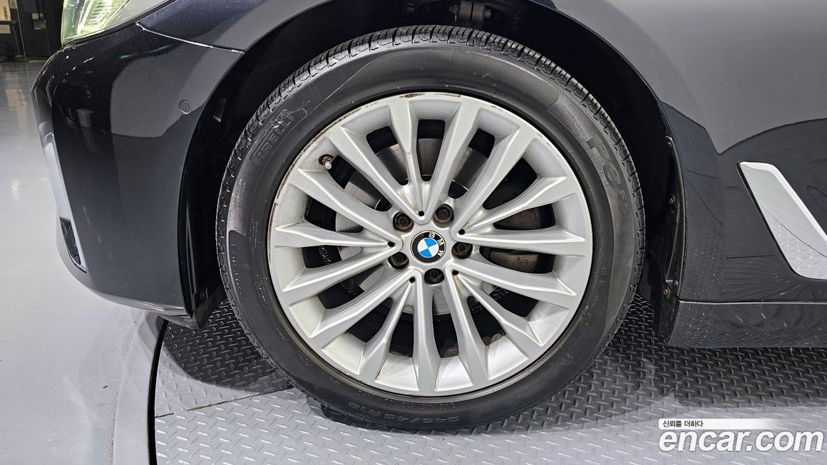 BMW 5-Series 520i Luxury, 2023