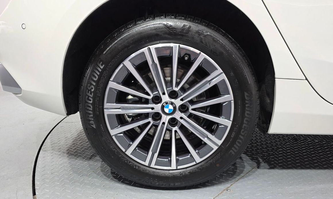 BMW 2-Series 220i Luxury, 2025