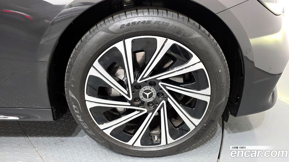 Mercedes-Benz E-Class E300 4MATIC Exclusive, 2025