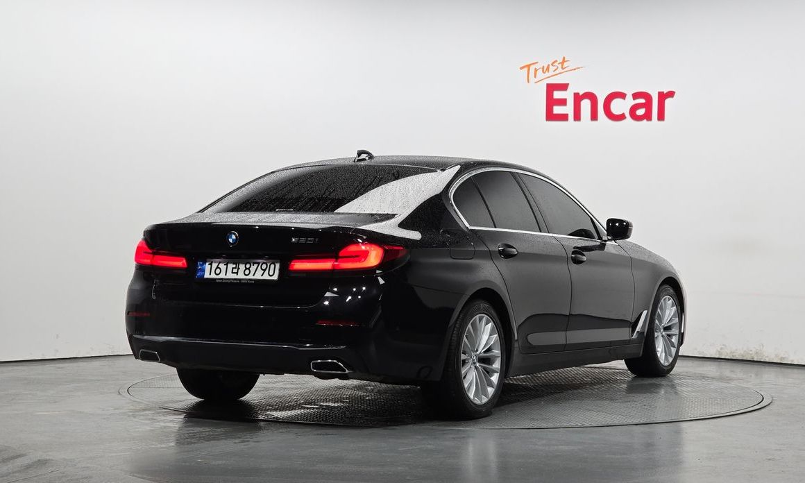 BMW 5-Series 520i Luxury, 2023