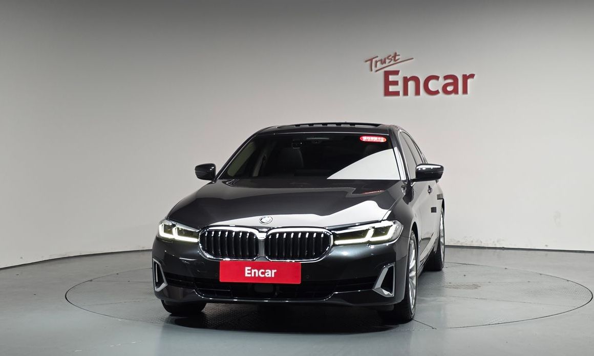 BMW 5-Series 520i Luxury, 2022