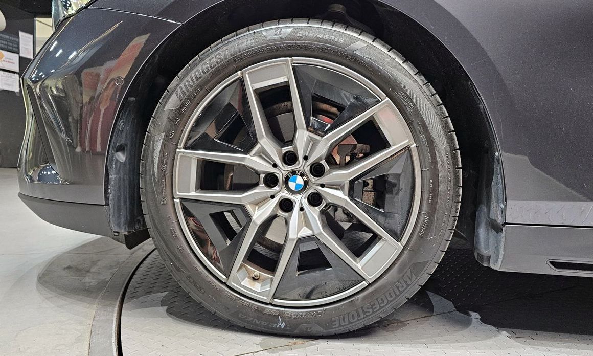 BMW 5-Series 523d, 2025