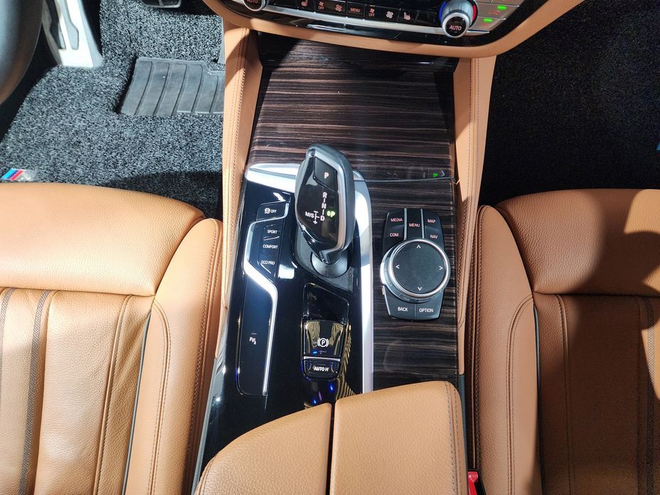 BMW 5-Series 520i M Sport, 2021