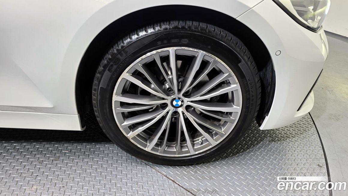 BMW 3-Series 320i Luxury, 2022