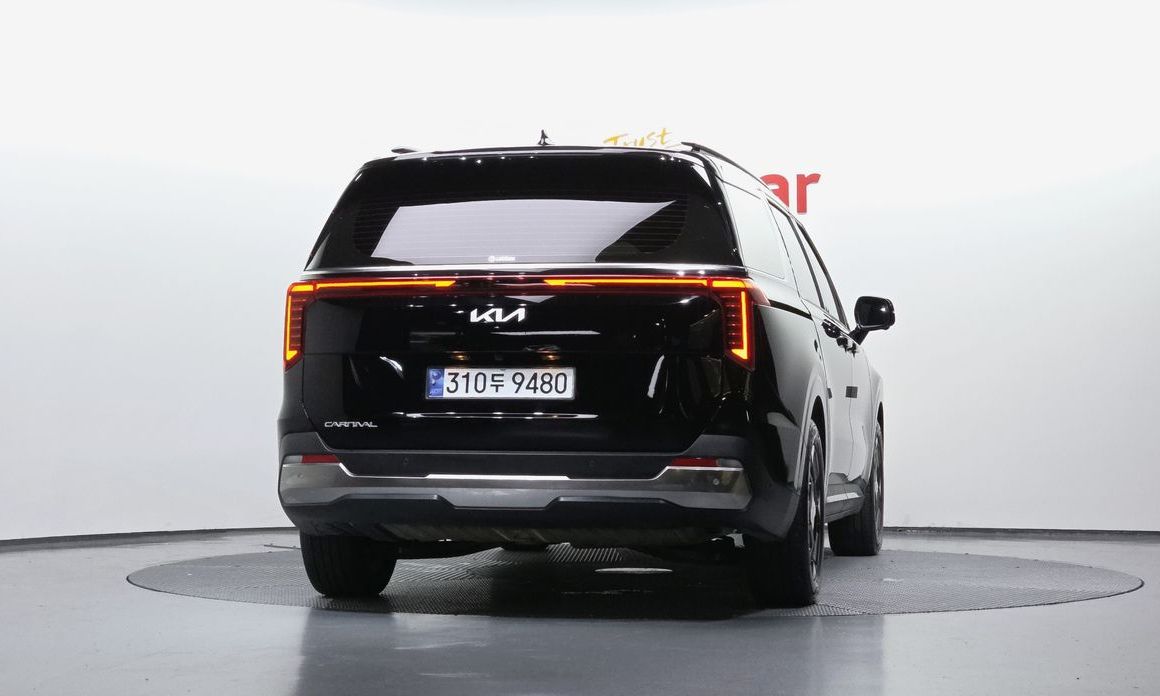 Kia Carnival 7-Seater Outdoor, 2025