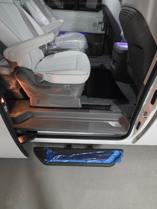 Hyundai Staria 4WD Lounge 9-Seater, 2025
