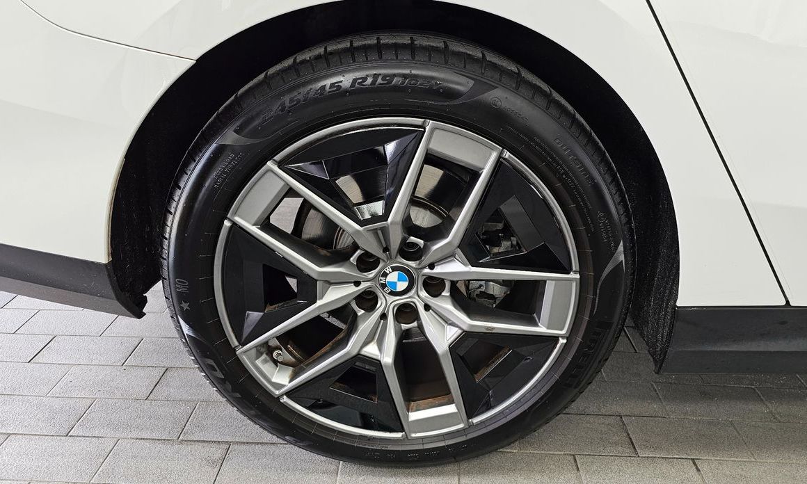 BMW 5-Series 520i, 2025
