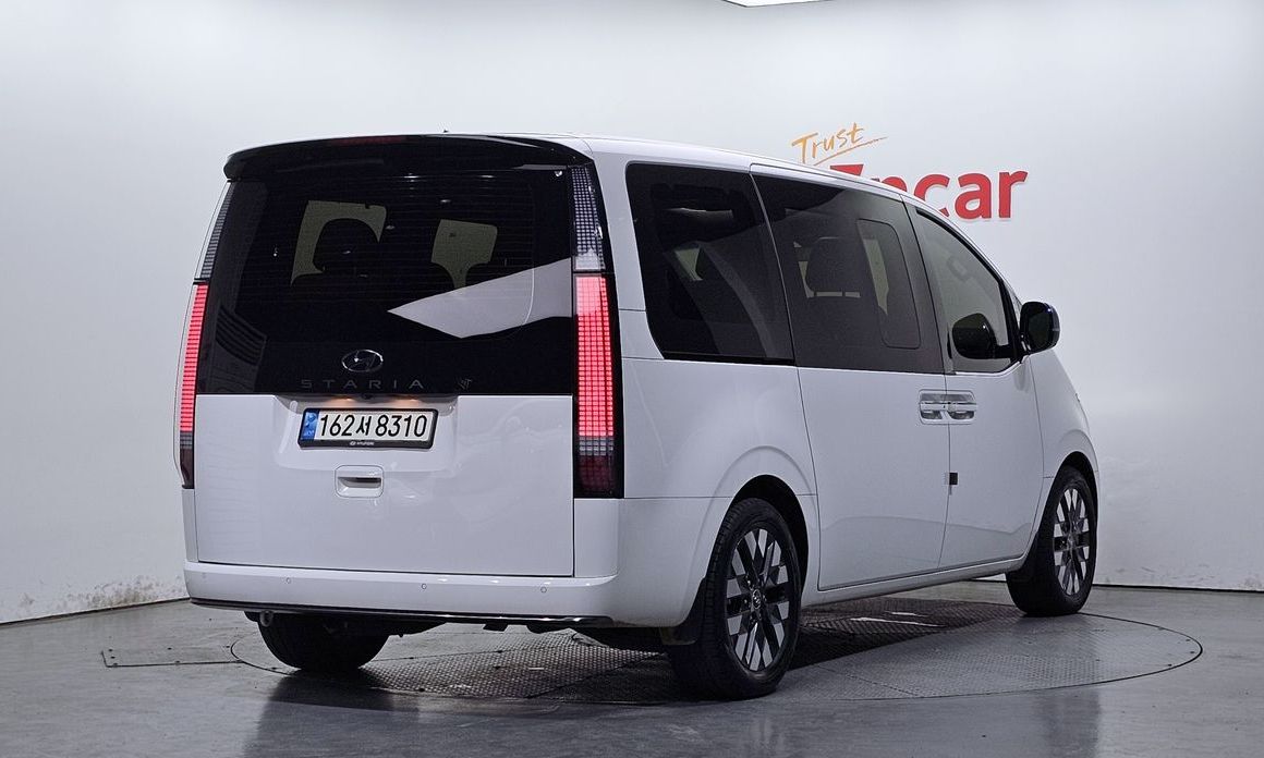 Hyundai Staria Lounge 9-Seater, 2022