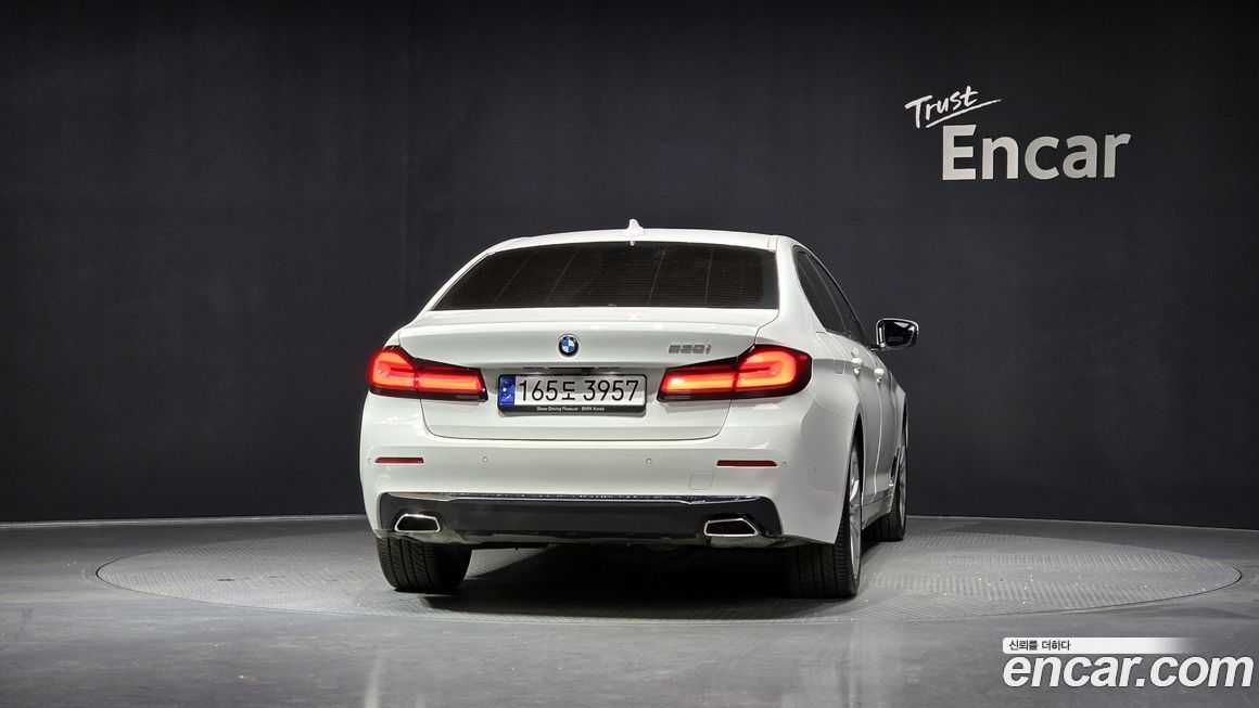 BMW 5-Series 530i Luxury, 2023