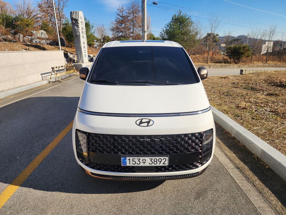 Hyundai Staria 4WD Lounge 9-Seater, 2025