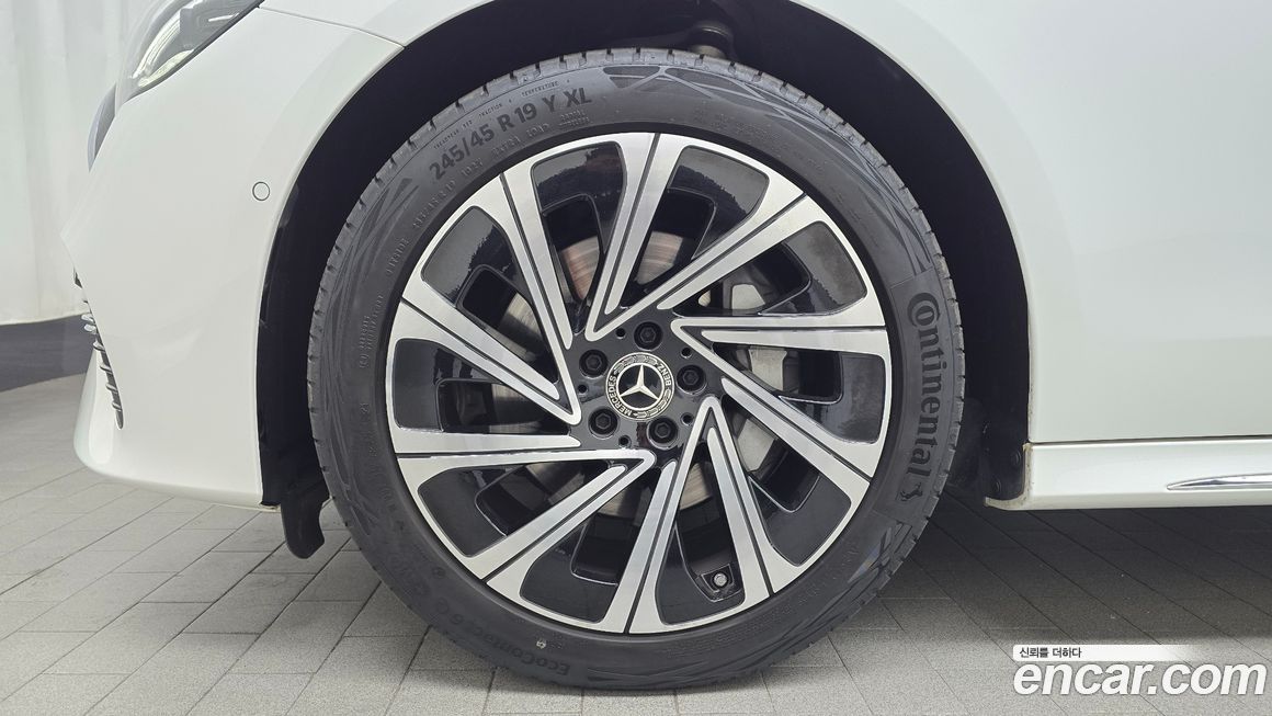 Mercedes-Benz E-Class E300 4MATIC Exclusive, 2025