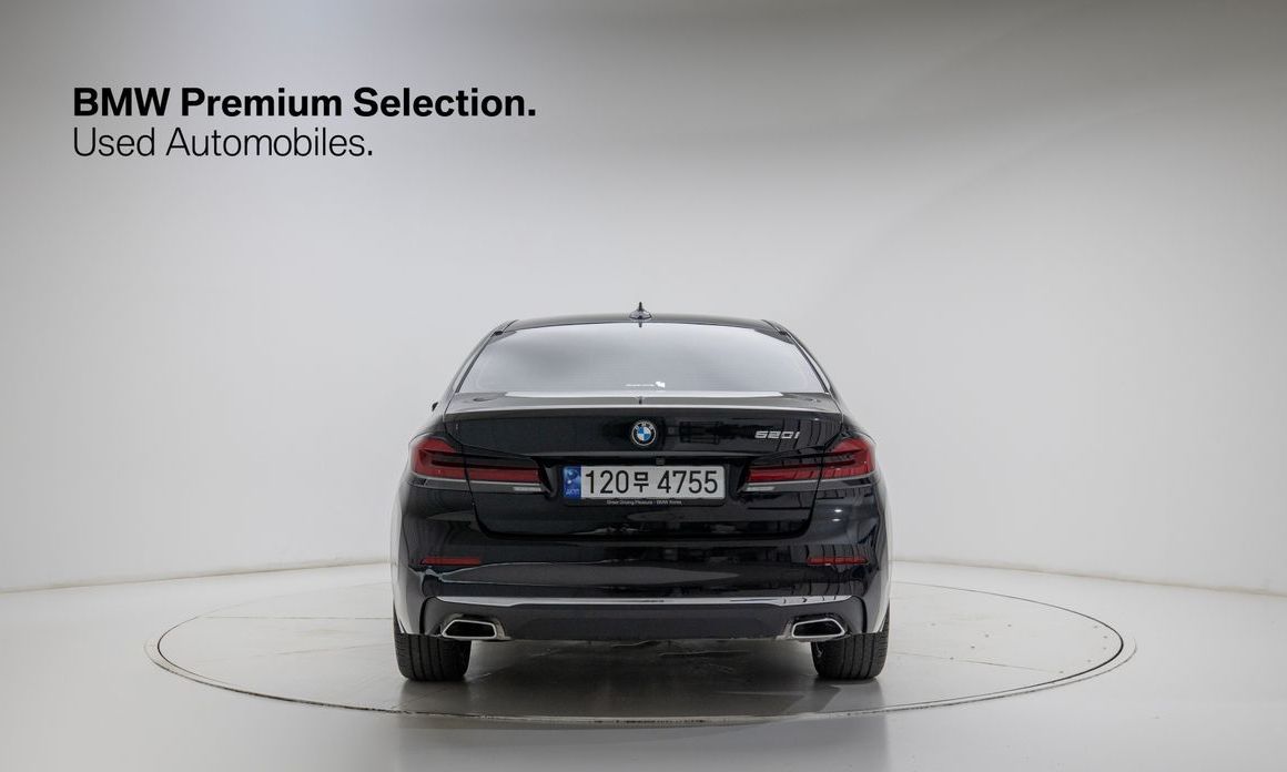BMW 5-Series 520i Luxury, 2023