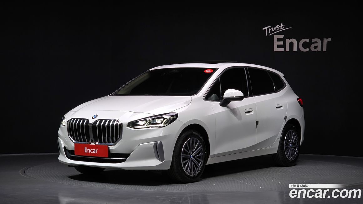 BMW 2-Series 220i Luxury, 2024
