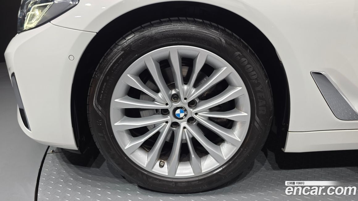 BMW 5-Series 520i Luxury, 2023