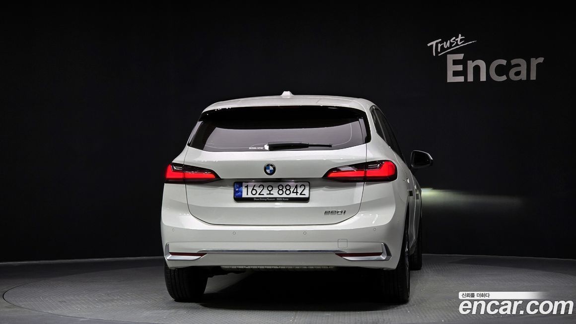 BMW 2-Series 220i Luxury, 2023