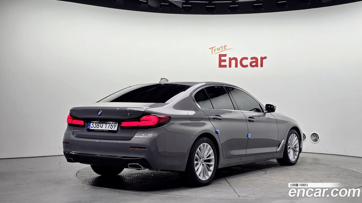 BMW 5-Series 520i Luxury, 2022