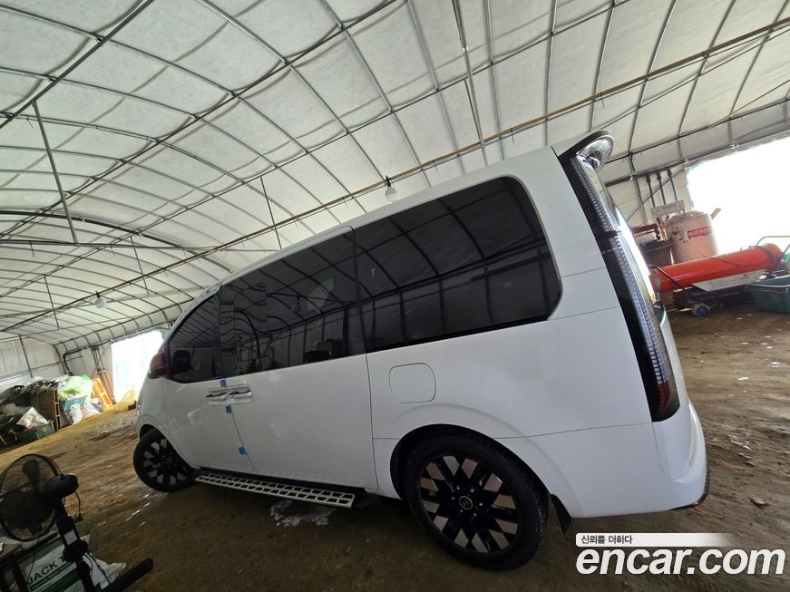 Hyundai Staria 4WD Lounge 7-Seater, 2025