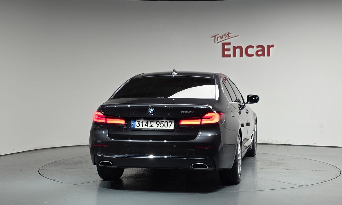 BMW 5-Series 520i Luxury, 2022
