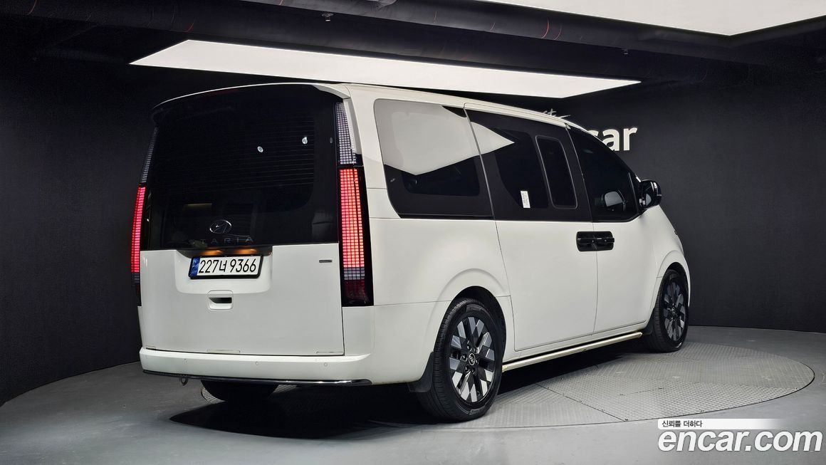 Hyundai Staria 4WD Lounge 9-Seater, 2024
