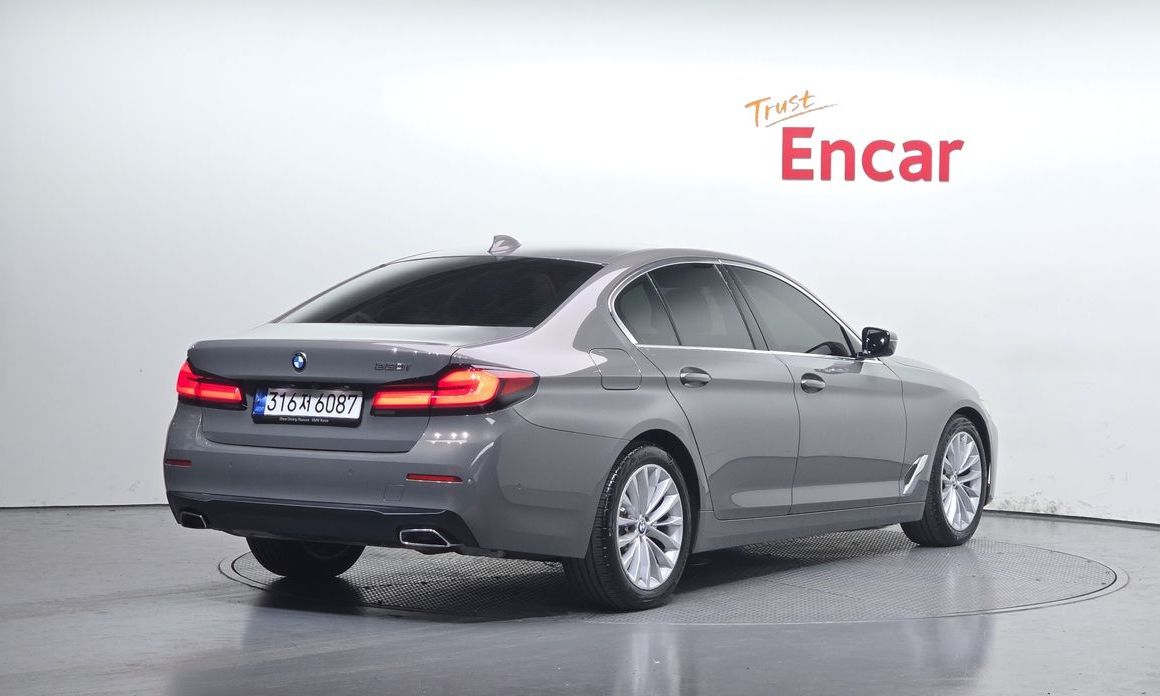 BMW 5-Series 520i Luxury, 2022