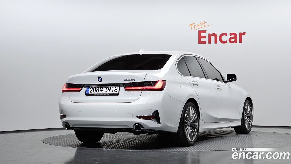 BMW 3-Series 320i Luxury, 2022