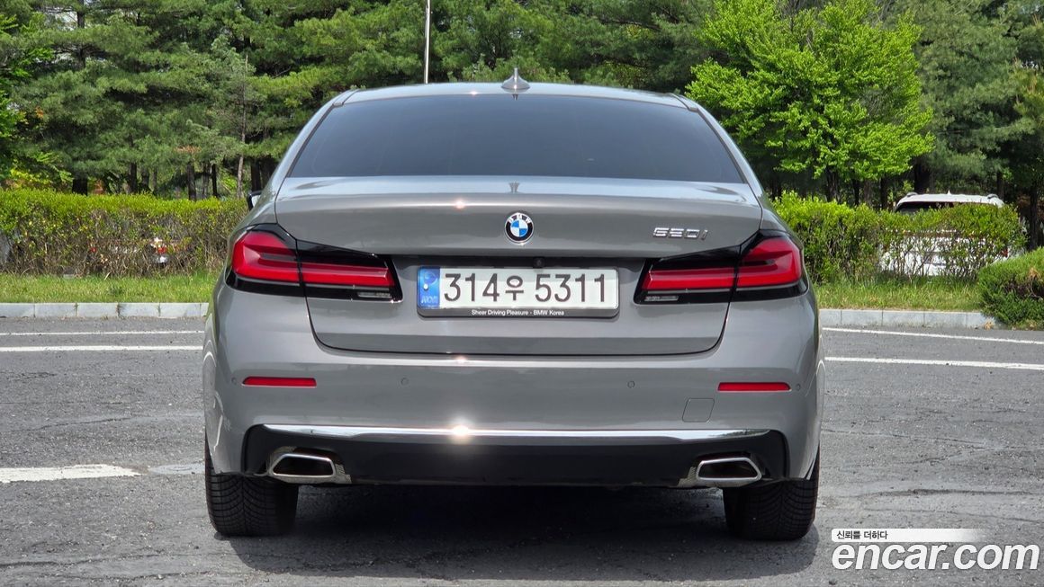 BMW 5-Series 520i Luxury, 2022
