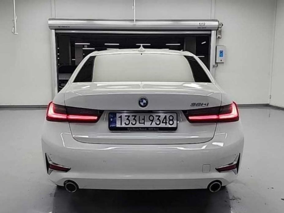 BMW 3-Series 320i Luxury, 2022