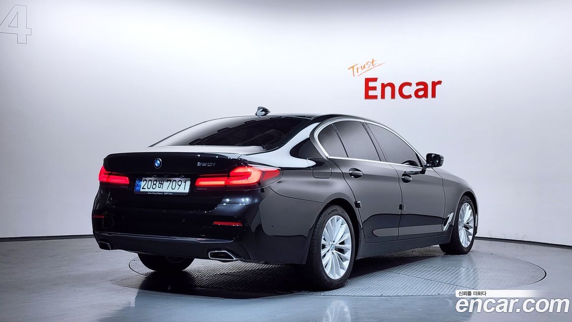 BMW 5-Series 520i Luxury, 2022