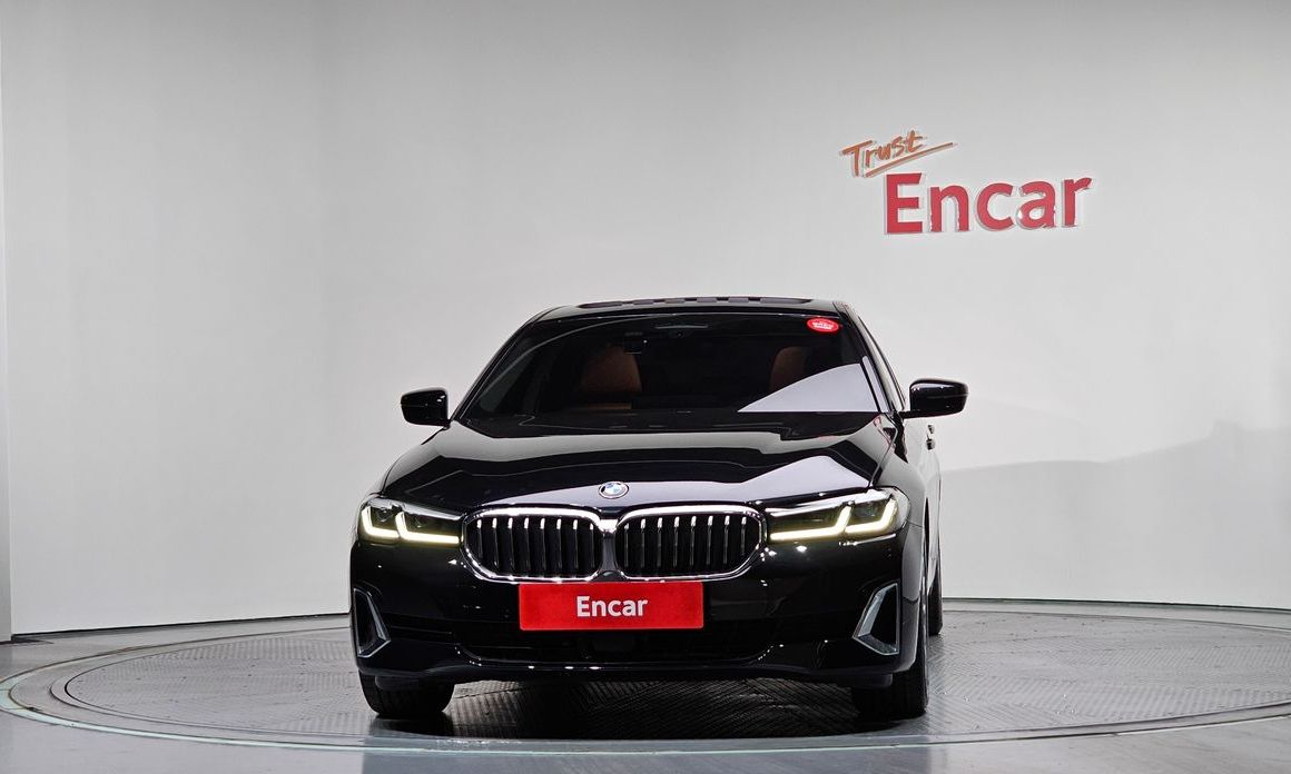 BMW 5-Series 520i Luxury, 2022