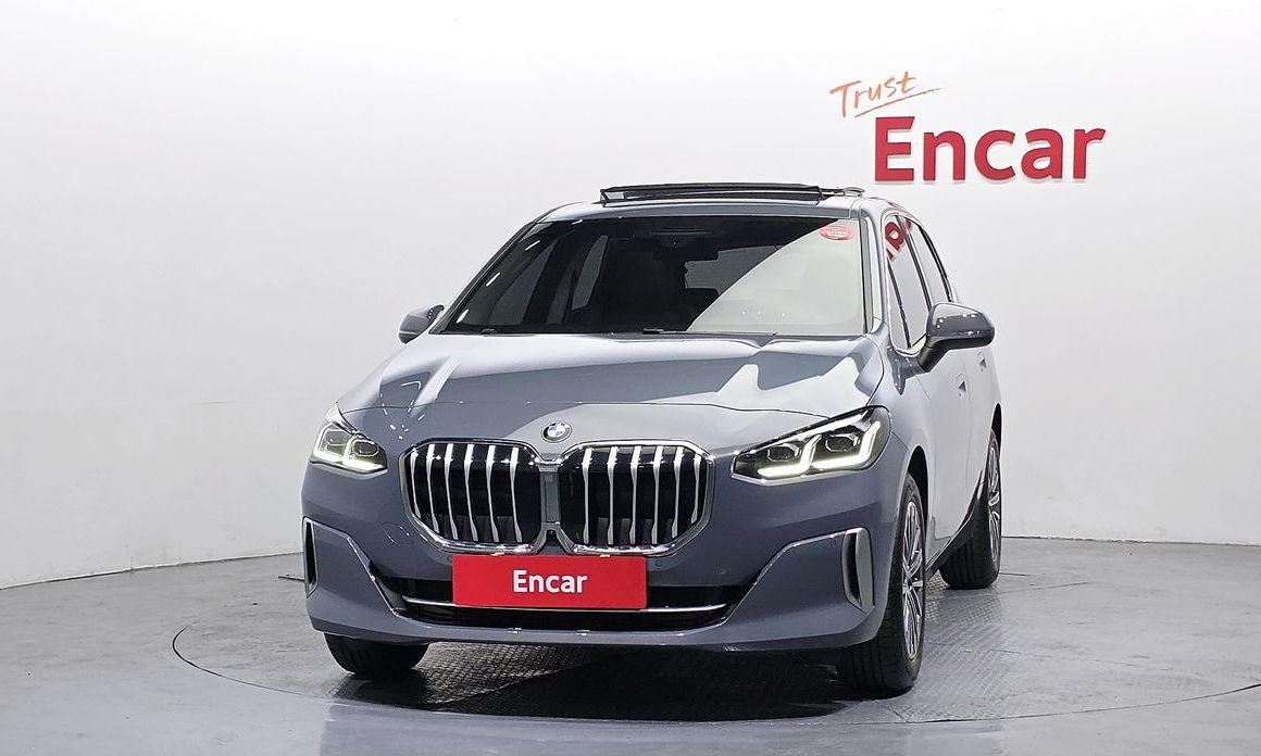 BMW 2-Series 220i Luxury, 2025