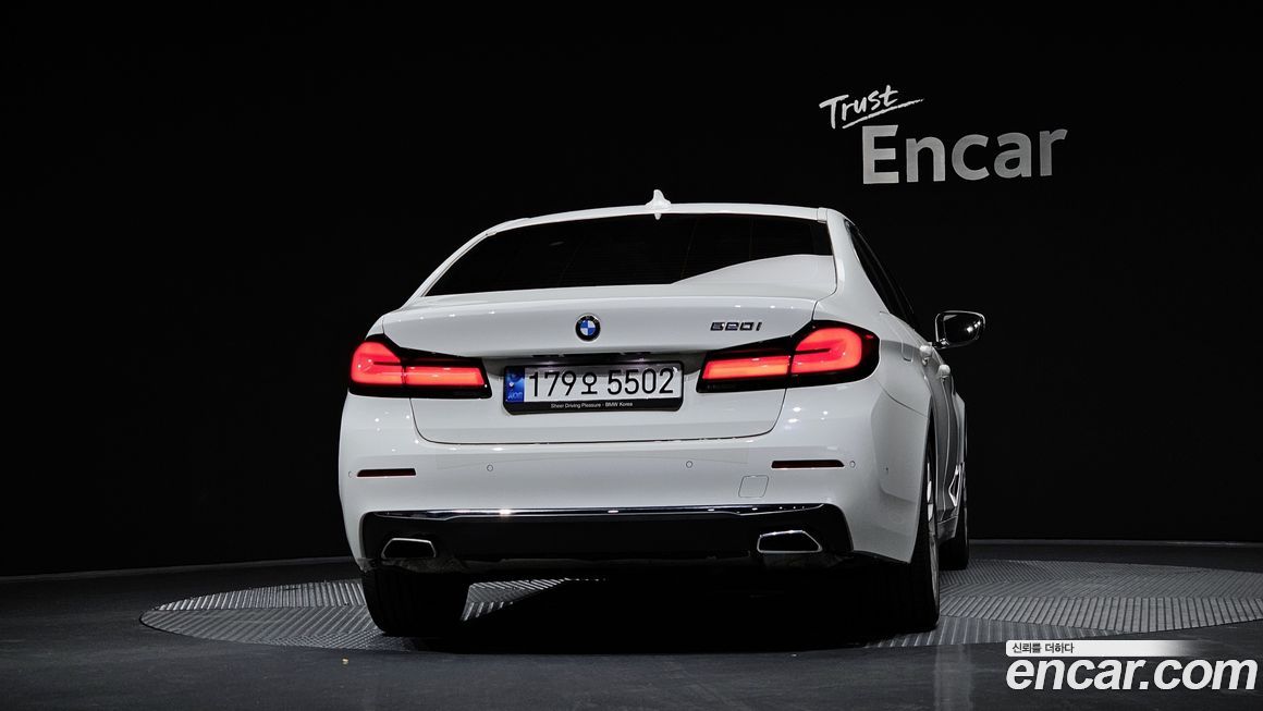 BMW 5-Series 520i Luxury, 2022