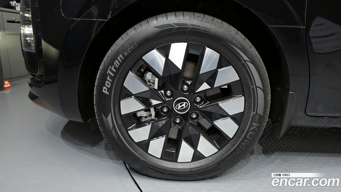 Hyundai Staria 4WD Lounge 9-Seater, 2025