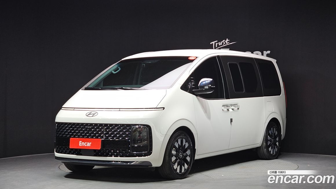 Hyundai Staria 4WD Lounge 9-Seater, 2025