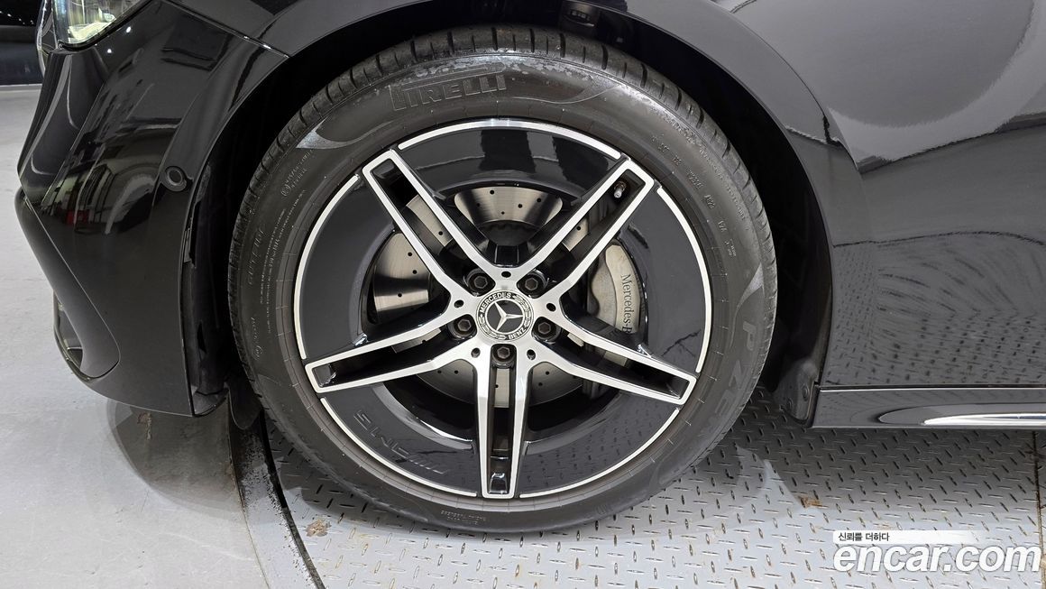 Mercedes-Benz E-Class E300 4MATIC AMG Line, 2024