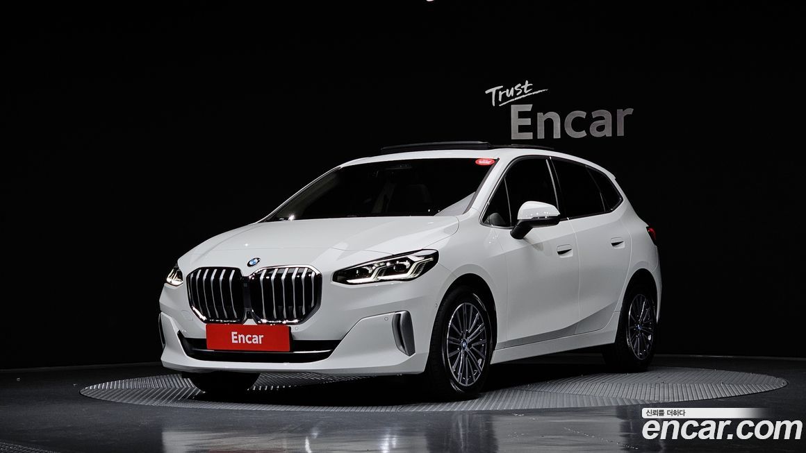 BMW 2-Series 220i Luxury, 2023