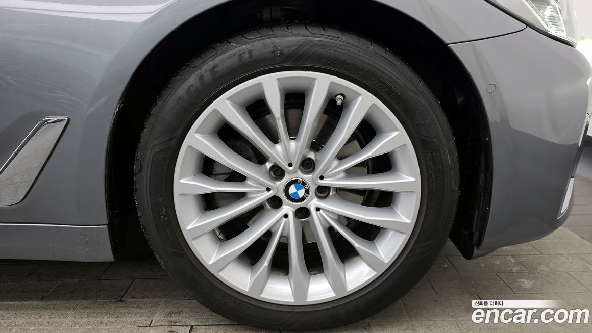 BMW 5-Series 520i Luxury, 2023